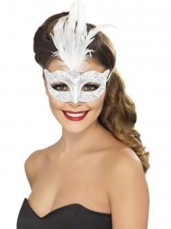 Stříbrná maska s bílým peřím